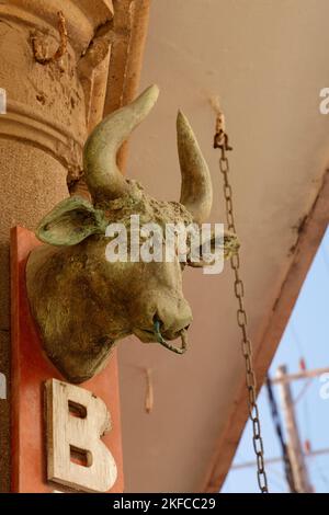Segno della bottega della scultura della testa di toro, Petra, Lesbos Ottobre 2022. Autunno Foto Stock