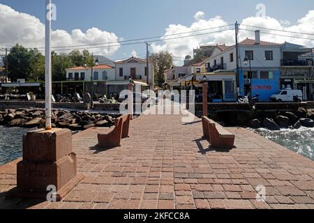 Vista dal molo di Petra verso la piazza della città. Lesbo. Ottobre 2022. Autunno Foto Stock