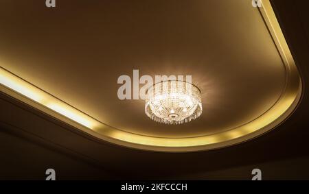 Close-up di un bel lampadario di cristallo Foto Stock