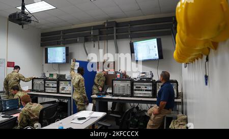 Il 338th Training Squadron radio Frequency Transmission Systems Airmen mettere lezioni in classe da utilizzare con l'aiuto di Gilbert Barrera, 338th TRS RF Transmission Systems istruttore, presso Keesler Air Force base, Mississippi, 6 settembre 2022. Il TRS 338th è specializzato in due corsi di pipeline, sistemi di trasmissione RF e operazioni di rete. Foto Stock