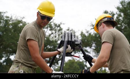 US Air Force Airman Francisco Rebolledo e Airman 1st Class James Miller, 338th formazione Squadron radio Frequency Transmission Systems studenti, pratica di costruire un albero di antenna Blue Sky durante la lezione alla Keesler Air Force base, Mississippi, 6 settembre 2022. Il TRS 338th è specializzato in due corsi di pipeline, sistemi di trasmissione RF e operazioni di rete. Foto Stock