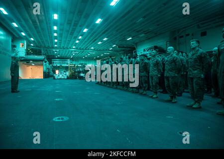 Marines degli Stati Uniti assegnati al 31st° stand Marine Expeditionary Unit in formazione a bordo della nave da assalto anfibio USS Tripoli (LHA-7), nel Mare delle Filippine, 6 settembre 2022. SGT. Preston Sutherland, un framer d'aria assegnato a Marine Medium Tiltrotor Squadron 262 (Rein.), 31st MEU, è stato premiato con una targa per la sua continua dedizione e impegno per il suo lavoro e per la formazione della sua unità. Il MEU 31st opera a bordo di navi del gruppo Amphibious Assault USS Tripoli Amphibious Ready Group nell'area Fleet 7th per migliorare l'interoperabilità con alleati e partner e servire da a. Foto Stock