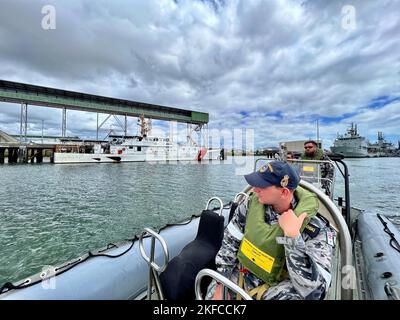 I membri della Royal Australian Navy Train vicino al tagliatore a risposta rapida di classe Sentinel USCGC Oliver Henry (WPC 1140), 6 settembre 2022, ormeggiati a HMAS Cairns in Australia per impegni con i partner della Difesa Australiana e degli Affari interni e i rappresentanti locali. La Guardia Costiera degli Stati Uniti sta conducendo un'implementazione di routine in Oceania come parte dell'operazione Blue Pacific, lavorando insieme agli Alleati, sviluppando la consapevolezza del dominio marittimo e condividendo le Best practice con le navi della nazione partner e le guardie costiere. Op Blue Pacific è un'impresa globale multi-missione della Guardia Costiera degli Stati Uniti che promuove la sicurezza, la sicurezza, Foto Stock