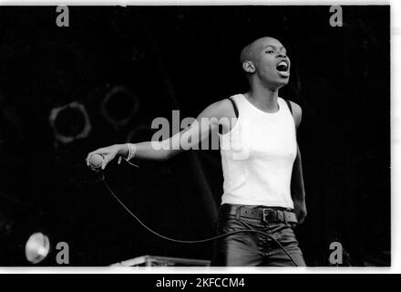 SKIN, SKUNK ANANSIE, FIRST GLASTONBURY: A Young Skin (Deborah Dyer) of Skunk Anansie on the NME Stage at Glastonbury Festival, Pilton, Inghilterra, 24 giugno 1995. Questa fu la loro prima esibizione a Glastonbury. Fotografia: ROB WATKINS Foto Stock