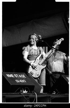 JENNIFER FINCH, L7, GLASTONBURY 94: Bassista Jennifer Finch della band L7 al NME Stage al Glastonbury Festival, Pilton, Inghilterra, Regno Unito il 26 1994 giugno. Fotografia: ROB WATKINS Foto Stock