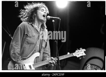 Il cantante e bassista Nigel Clark della band Dodgy sul NME Stage al Glastonbury Festival, Pilton, Inghilterra, giugno 26 1993. Fotografia: ROB WATKINS Foto Stock