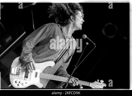 Il cantante e bassista Nigel Clark della band Dodgy sul NME Stage al Glastonbury Festival, Pilton, Inghilterra, giugno 26 1993. Fotografia: ROB WATKINS Foto Stock