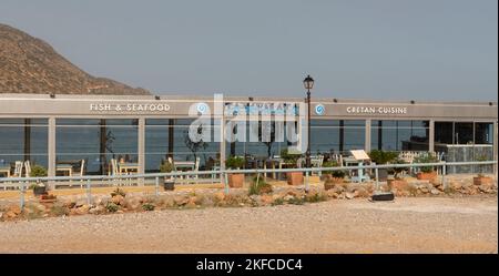 Plaka vicino ad Agios Nikolaos, Creta, Grecia. 2022. Ristorante Cretan, che serve pesce e frutti di mare sul lungomare di Plaka, nella parte orientale di Creta. Foto Stock