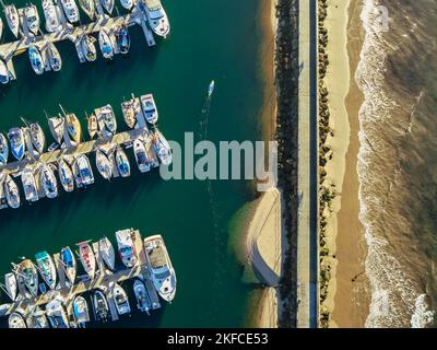 Un'antenna di molte navi e barche ancorate ad un porto su un mare turchese a Santa Barbara Foto Stock