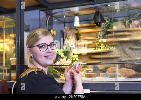 Donna con leopardo Gecko Foto Stock