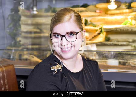 Donna con leopardo Gecko Foto Stock