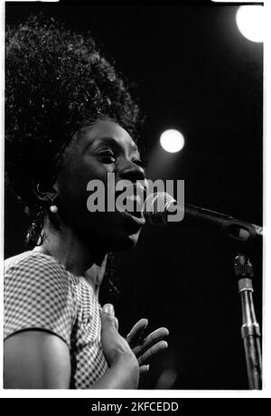 HEATHER SMALL, MPEOPLE, 1994: A Young Heather Small of MPeople (M People) Playing live at the Newport Centre, Wales, marzo 1994. La band era in tour con il singolo "Renaissance", che fu l'ultimo singolo estratto dal loro album "Elegant Slumming" che vinse il Mercury Prize 1994. Fotografia: Rob Watkins Foto Stock