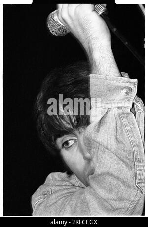 OASIS, PRIMO TOUR NAZIONALE, 1994: Liam Gallagher degli Oasis at the Fleece and Firkin a Bristol, Inghilterra, marzo 30 1994. In questo primo concerto la leggendaria band suonò come supporto ad un altro gruppo indie emergente chiamato Whiteout. Fotografia: Rob Watkins Foto Stock