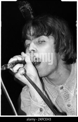 OASIS, PRIMO TOUR NAZIONALE, 1994: Liam Gallagher degli Oasis at the Fleece and Firkin a Bristol, Inghilterra, marzo 30 1994. In questo primo concerto la leggendaria band suonò come supporto ad un altro gruppo indie emergente chiamato Whiteout. Fotografia: Rob Watkins Foto Stock