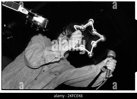 OASIS, PRIMO TOUR NAZIONALE, 1994: Liam Gallagher degli Oasis at the Fleece and Firkin a Bristol, Inghilterra, marzo 30 1994. In questo primo concerto la leggendaria band suonò come supporto ad un altro gruppo indie emergente chiamato Whiteout. Fotografia: Rob Watkins Foto Stock