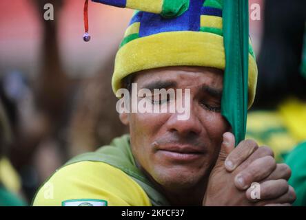 I tifosi brasiliani si riuniscono alla festa di strada per sostenere la squadra di calcio nazionale che gioca alla Coppa del mondo FIFA - Rio de Janeiro, Brasile Foto Stock