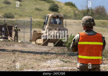 Un soldato assegnato alla Bravo Company, 52nd Brigade Engineer Battalion, 2nd Stryker Brigade Combat Team, 4th Infantry Division, guarda come i soldati usano un bulldozer per abbattere una torre di arrampicata dismessa a ft. Carson, Colosso, 7 settembre L'unità ha demolito l'area per migliorare le condizioni del sito e fare spazio a progetti futuri. Foto dell'esercito degli Stati Uniti del maggiore Jason Elmore. costruzione,demo,demolizione,ingegneri, Foto Stock