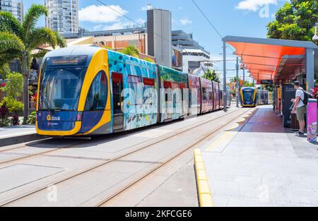 GOLD COAST, QUEENSLAND, AUSTRALIA - 24TH OTTOBRE 2022. Ferrovia leggera G:link Gold Coast. Il tram ferma a Southport, una delle 19 stazioni su un percorso 20km. Foto Stock