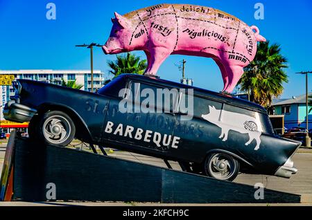 Un'auto d'epoca e una statua di maiale pubblicizzano il barbecue a fondo grasso, 13 novembre 2022, a Biloxi, Mississippi. Foto Stock