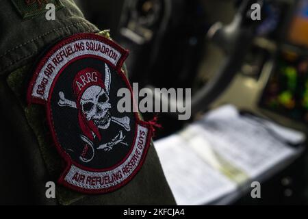 Benjamin Oatley, pilota di 63rd Air Refueling Squadron, vola un aereo Stratotanker KC-135 assegnato alla 927th Air Refueling Wing, base dell'aeronautica militare di MacDill, Florida, sul Mar dei Caraibi, 7 settembre 2022. Le operazioni aeree tra l'Aeronautica militare 12th e il comando per la mobilità aerea sono state parte di un esercizio di formazione per l'interoperabilità con Panama e l'Ecuador per accrescere la capacità, migliorare la capacità di rispondere alle pratiche di pesca illegali e mantenere un interesse condiviso per la sicurezza regionale. Impegni multilaterali come questo garantiscono la massima efficienza delle risorse e consentono la cossi Foto Stock