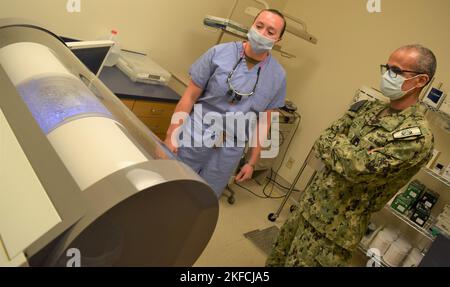 Mettere il morso nella lotta ha spiegato... Lt. CMdR. Sarah Duffy, dentista completo assegnato alla Navy Medicine Readiness Training Unit Bangor, offre un tour della Dental Clinic per l'ADM posteriore. Guido F. Valdes, Naval Medical Forces Pacific Commander, San Diego Military Health Systems Market Director e Navy Medical Corps Chief, che includeva la descrizione del computer-aided-design / computer-aided-manufacturing macchina di fresatura utilizzata per la produzione e la fabbricazione di restauri dentali per le esigenze di protesi dentarie come corone, ponti e protesi. Valdes ha girato la clinica, 7 settembre 2022, come parte o Foto Stock