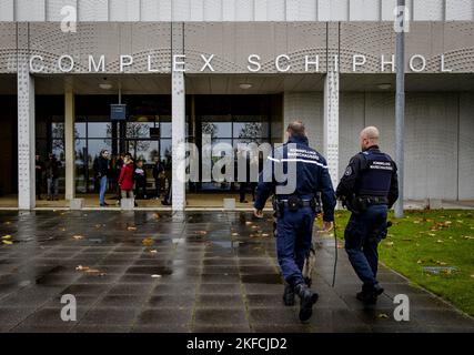 Sicurezza presso il complesso giudiziario Schiphol di Badhoevedorp (Paesi Bassi), 17 novembre 2022, prima del verdetto nell'ampio processo penale relativo alla downing del volo MH17. Quattro uomini sono perseguiti per il coinvolgimento nel disastro che ha ucciso tutti gli occupanti. ANP SEM VAN DER WAL olanda fuori - belgio fuori Foto Stock