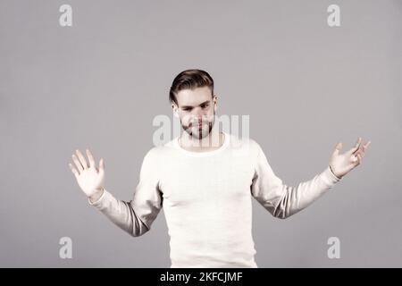 Sono stanchi. Basta lasciarmi solo. Uomo stanco senza speranza bello non rasato elegante macho, sfondo grigio. L'uomo stanchi di problemi di vita. Ragazzo sfortunato Foto Stock