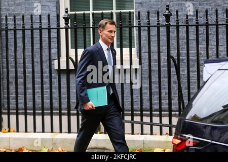Londra, Regno Unito. 17th Nov 2022. Il Cancelliere dello scacchiere Jeremy Hunt del Regno Unito (Regno Unito) lascia 11 Downing Street a Londra, Gran Bretagna, il 17 novembre 2022. Jeremy Hunt Giovedi ha annunciato un pacchetto di aumenti fiscali e tagli di spesa del valore di 55 miliardi di sterline britanniche (65 miliardi di dollari USA) nel tentativo di migliorare le finanze pubbliche e ripristinare la credibilità economica del paese. Credit: Notizie dal vivo su Xinhua/Alamy Foto Stock