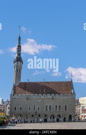 Estonia, Tallinn - 21 luglio 2022: Closeup del municipio gotico, raekoda, che domina la piazza che prende il nome da esso sotto il paesaggio azzurro. Foto Stock