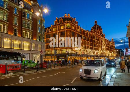 Natale 2022 luci sulla parte anteriore del negozio Harrods Knightsbridge Londra Foto Stock