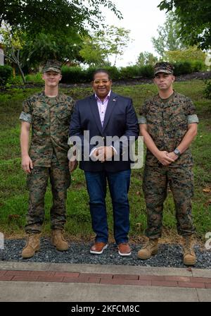 Da sinistra, U.S. Marine Corps CPL. Kaleb Martin, fotografo di combattimento, Marine Corps base Quantico Communications Strategy and Operations, Luis R. Clemente e Sgt. Mike Perez, web master, Marine Corps base Quantico Communications Strategy and Operations, posa per una foto durante una cerimonia di posa in mattoni al Museo Nazionale del corpo Marino in Triangolo, Virginia, 7 settembre 2022. La cerimonia si è tenuta per commemorare il padre di Luis, Roberto Clemente, la Major League Baseball Hall of Famer e la U.S. Marine. (Foto del corpo marino DEGLI STATI UNITI di Lance CPL. Kayla LeClaire) Foto Stock