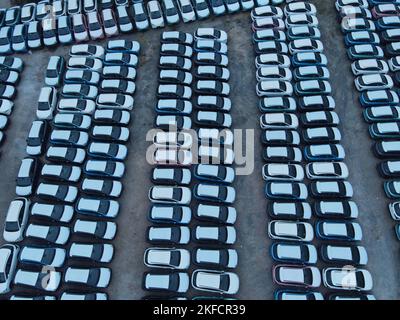 NANNING, CINA - 16 NOVEMBRE 2022 - Foto aerea scattata il 16 novembre 2022 mostra le automobili in vendita e vari veicoli di nuova energia in un parcheggio a Nannin Foto Stock