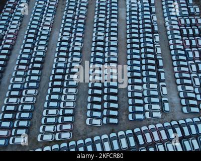 NANNING, CINA - 16 NOVEMBRE 2022 - Foto aerea scattata il 16 novembre 2022 mostra le automobili in vendita e vari veicoli di nuova energia in un parcheggio a Nannin Foto Stock