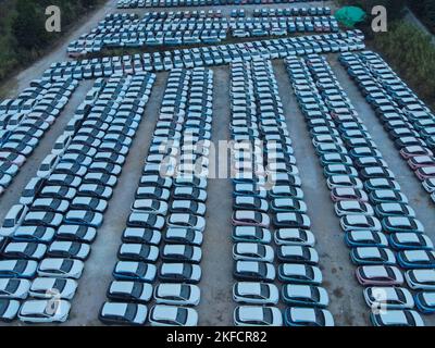 NANNING, CINA - 16 NOVEMBRE 2022 - Foto aerea scattata il 16 novembre 2022 mostra le automobili in vendita e vari veicoli di nuova energia in un parcheggio a Nannin Foto Stock