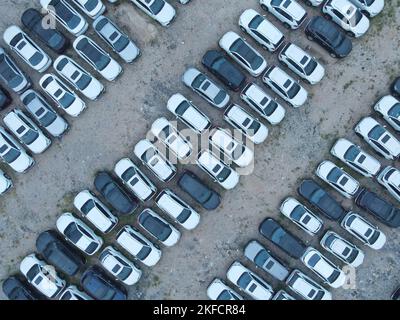 NANNING, CINA - 16 NOVEMBRE 2022 - Foto aerea scattata il 16 novembre 2022 mostra le automobili in vendita e vari veicoli di nuova energia in un parcheggio a Nannin Foto Stock