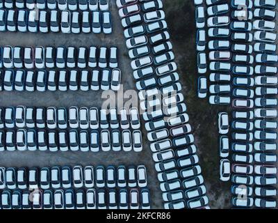 NANNING, CINA - 16 NOVEMBRE 2022 - Foto aerea scattata il 16 novembre 2022 mostra le automobili in vendita e vari veicoli di nuova energia in un parcheggio a Nannin Foto Stock