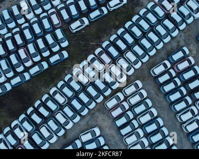 NANNING, CINA - 16 NOVEMBRE 2022 - Foto aerea scattata il 16 novembre 2022 mostra le automobili in vendita e vari veicoli di nuova energia in un parcheggio a Nannin Foto Stock