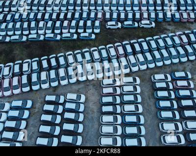 NANNING, CINA - 16 NOVEMBRE 2022 - Foto aerea scattata il 16 novembre 2022 mostra le automobili in vendita e vari veicoli di nuova energia in un parcheggio a Nannin Foto Stock