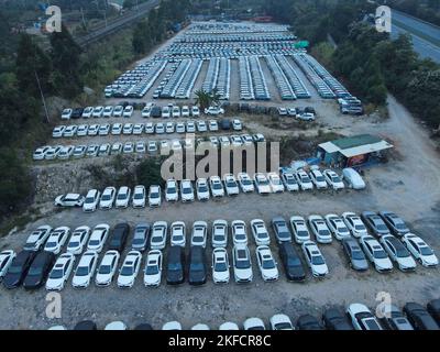 NANNING, CINA - 16 NOVEMBRE 2022 - Foto aerea scattata il 16 novembre 2022 mostra le automobili in vendita e vari veicoli di nuova energia in un parcheggio a Nannin Foto Stock