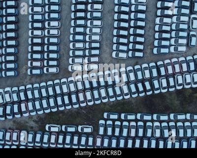 NANNING, CINA - 16 NOVEMBRE 2022 - Foto aerea scattata il 16 novembre 2022 mostra le automobili in vendita e vari veicoli di nuova energia in un parcheggio a Nannin Foto Stock