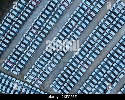 NANNING, CINA - 16 NOVEMBRE 2022 - Foto aerea scattata il 16 novembre 2022 mostra le automobili in vendita e vari veicoli di nuova energia in un parcheggio a Nannin Foto Stock