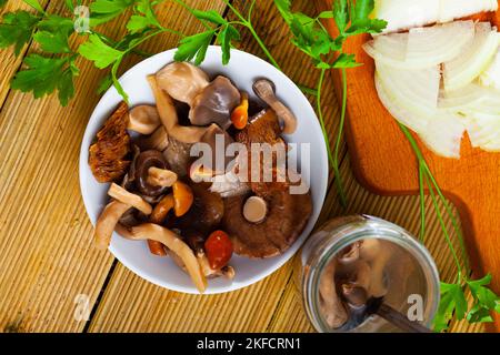 Insalata di funghi marinati con cipolla e verdure Foto Stock