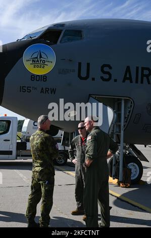 Col. Michal Vecheta, forze aeree dell'Esercito Ceco, DCOM della base dell'aeronautica 22nd a Namest nad Oslavou, visite con il Capt. Travis Carlson e il Lt. Col. Michael Piening, 155th Air Refuging Wing KC-135R Stratotanker piloti, 7 settembre 2022, all'aeroporto di Pardubice, Repubblica Ceca, Per l'esercizio di attacco ampio. L'ampio attacco consente alla Repubblica Ceca, agli Stati Uniti, agli alleati e alle forze partner di massimizzare l'interoperabilità, l'efficacia dei combattimenti e la consapevolezza della sopravvivenza operando in un ambiente dinamico e simulato ad alta minaccia attraverso una formazione operativa e tattica. Attività di partnership di successo come questo hanno come risultato Foto Stock