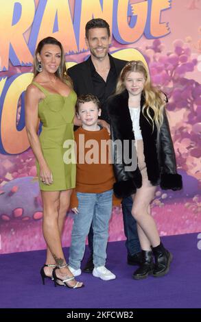 La foto deve essere accreditata ©Alpha Press 078237 17/11/2022 Michelle Heaton e il marito Hugh Hanley con i figli AJ Aaron Jay e Faith Strange World Film Premiere a Londra Foto Stock