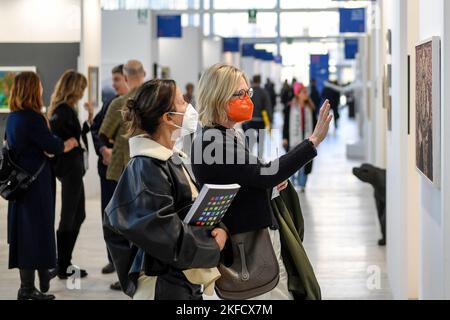 Roma, Italia. 17th Nov 2022. Un paio di donne durante la mostra d'arte moderna e contemporanea "Arte in Nuvola" presso il centro congressi di Nuvola a Roma, 17th novembre 2022. Foto Andrea Staccioli/Insidefoto Credit: Insidefoto di andrea staccioli/Alamy Live News Foto Stock