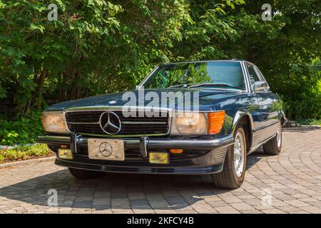 1972 blu Mercedes 350 SL parcheggiato nel vialetto di pavimentazione in pietra. Foto Stock