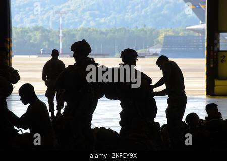 I soldati dell'esercito degli Stati Uniti hanno assegnato al 173rd Airborne Brigade don, RIG, ed eseguono ispezioni del personale Jumpmaster nel 721st Aircraft Maintenance Squadron Hangar Five sulla base aerea di Ramstein, Germania, 7 settembre 2022. Il supporto della Air Mobility Operations Wing del 521st ha consentito una maggiore vicinanza all'aeromobile, ha accelerato la tempistica in volo e ha ridotto l'affaticamento dei ponticelli prima delle operazioni successive di Saber Junction 2022. Saber Junction è un esercizio di rotazione multinazionale progettato per valutare la prontezza della Brigata aerea 173rd dell'esercito degli Stati Uniti ad eseguire operazioni terrestri unificate in un Foto Stock