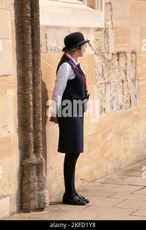 Membro del personale di custodia in servizio a Tom Quad, Christ Church College, Oxford University, Inghilterra Foto Stock