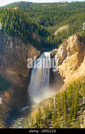 Guarda verso il basso o di fronte alle Lower Yellowstone Falls nel parco nazionale di Yellowstone, USA. L'acqua scorre e scorre su ripide rocce nel Canyon di Yellowstone. Foto Stock