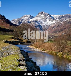 Langdale Pikes visto da lungo le rive del Great Langdale Beck in inverno Lake District National Park Cumbria Inghilterra Regno Unito Foto Stock